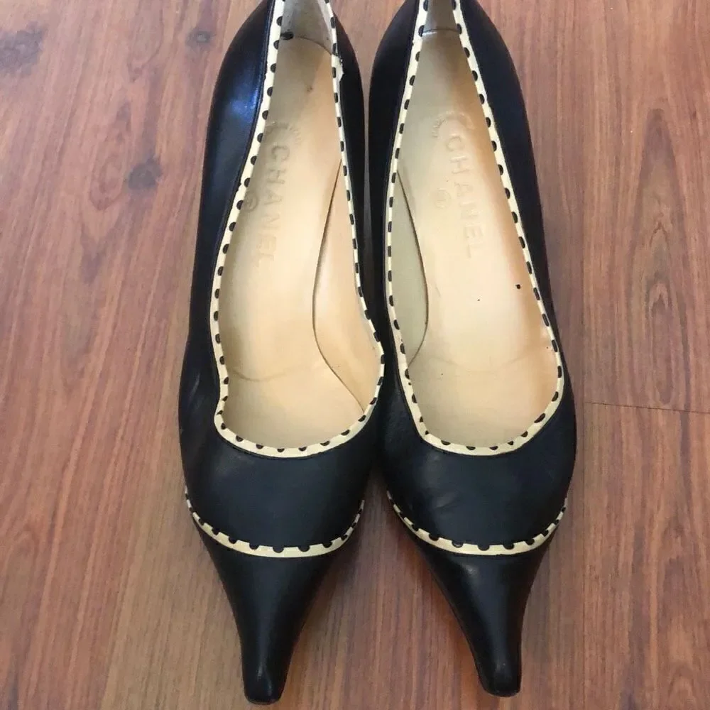 CHANEL Black and beige, low pumps pointy toe size 41